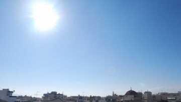 Καιρός: Καλοκαιράκι και την Δευτέρα - Πότε πέφτει η θερμοκρασία 