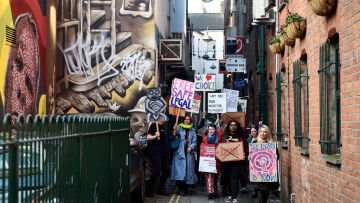 H Bόρεια Ιρλανδία θα νομιμοποιήσει τις εκτρώσεις και τους γάμους μεταξύ ατόμων του ιδίου φύλου 