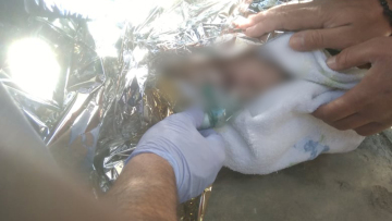 Θεσσαλονίκη: Συγκλονιστικές εικόνες από το νεογέννητο που εντοπίστηκε σε είσοδο πολυκατοικίας