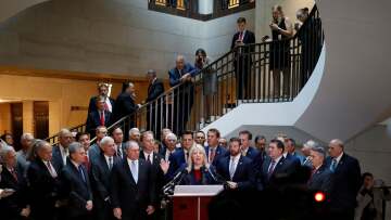 «Πραξικόπημα» στη Βουλή των ΗΠΑ: Ρεπουμπλικάνοι διέκοψαν κατάθεση σε επιτροπή που εξετάζει την παραπομπή Τραμπ