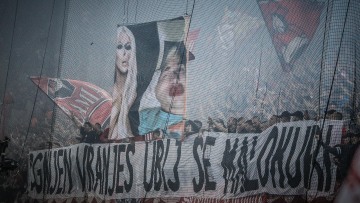 Ολυμπιακός - ΑΕΚ: Η απάντηση του Όγκνιεν Βράνιες στο πανό για την Καρλέουσα
