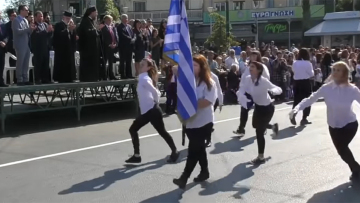 Νέα Φιλαδέλφεια: Τα κορίτσια που παρήλασαν αλά Monty Python εξηγούν γιατί το έκαναν