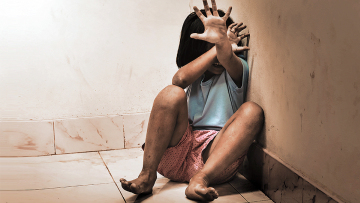 Φρίκη στη Μάνη: «Μπαλάκι» η κακοποίηση της 12χρονης από τη μητέρα της και τον ιερέα