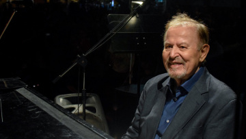 Γιάννης Σπανός: 20 αξεπέραστες επιτυχίες του, που όλοι έχουμε σιγοτραγουδήσει   