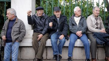 Συντάξεις και εισφορές: Με τρεις ταχύτητες η επιστροφή για τις επικουρικές - Επανέρχονται οι ασφαλιστικές κλάσεις