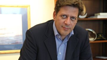 O Μιλτιάδης Βαρβιτσιώτης θα γίνει νονός της... Αλίκης Βουγιουκλάκη