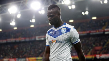 Βίντεο: Ρατσιστική επίθεση στον Μπαλοτέλι - Κλώτσησε την μπάλα στις κερκίδες κι έφυγε!