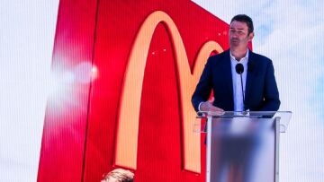 Σκάνδαλο στη McDonald's: Απολύθηκε ο CEO της αλυσίδας επειδή είχε σχέση με υπάλληλό του!