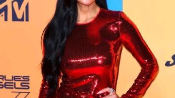 Νικόλ Σέρζινγκερ: Εντυπωσιάζει στα 41 της με ένα κόκκινο μίνι φόρεμα 