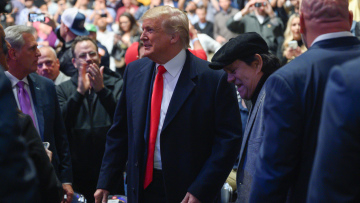 Ο Τραμπ τα «άκουσε» σε αγώνα πολεμικών τεχνών αλλά κράτησε μόνο το σχόλιο «bad motherfucker»