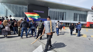 Βολιβία: Εγκλωβισμένος για 10 ώρες στο αεροδρόμιο από διαδηλωτές ηγέτης της αντιπολίτευσης