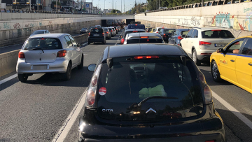 Ομαλοποιείται η κίνηση: Δείτε φωτογραφίες από το χάος που επικράτησε στην Κηφισίας 