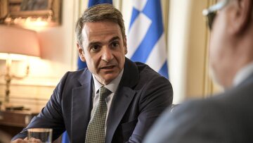 Επιστροφή Μητσοτάκη στην Αθήνα: Συσκέψεις για μεταναστευτικό και φορολογικό 