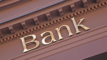 Έφοδος Επιτροπής Ανταγωνισμού στις τράπεζες: Έψαξαν μέχρι και τις τσάντες των τραπεζιτών