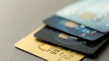 Εφορία: Τι αλλάζει στις αποδείξεις - Ποιες πρέπει να γίνουν με πλαστικό χρήμα