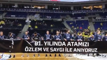 Βίντεο: Ο Σλούκας δεν κράτησε πανό για τον Ατατούρκ και οι φίλοι της Φενέρ αντέδρασαν 