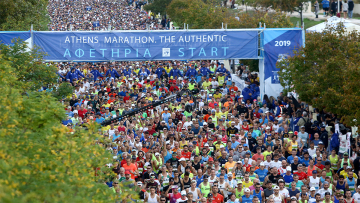 37ος Αυθεντικός Μαραθώνιος: Η βροχή δεν πτόησε τους 20.000 δρομείς που πήραν εκκίνηση 