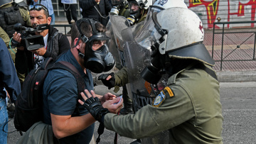 Επεισόδια στην ΑΣΟΕΕ: Πόλεμος κυβέρνησης - ΣΥΡΙΖΑ παραμονές της επετείου για το Πολυτεχνείο