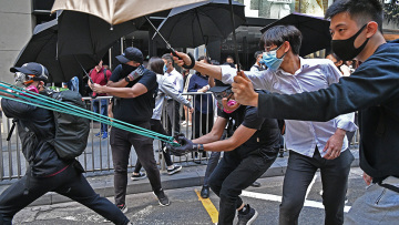 Χονγκ Κονγκ: Εκτός ορίων οι συγκρούσεις - Αστυνομικοί ξυλοκοπούν με μανία διαδηλωτή - Δείτε το σκληρό βίντεο