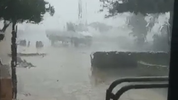 Καιρός: Η «Βικτώρια» ξεριζώνει δέντρα και παρασύρει αυτοκίνητα στους Οθωνούς