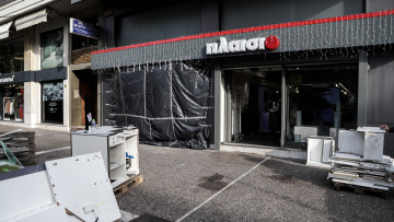 Περιστέρι: Εισβολή με αυτοκίνητο σε κατάστημα ηλεκτρονικών ειδών