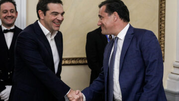 Η χειραψία Τσίπρα - Γεωργιάδη στο Προεδρικό... η αντίδραση Τζανακόπουλου και η απάντηση του υπουργού 