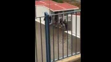 Κακοκαιρία Βικτώρια: Μαθητές στην Κρήτη έφτιαξαν «γέφυρα» με καρέκλες για να βγουν από το σχολείο τους