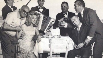 Βουγιουκλάκη – Παπαμιχαήλ: Σπάνια φωτογραφία από τα γυρίσματα της ταινίας «Χτυποκάρδια στο θρανίο»