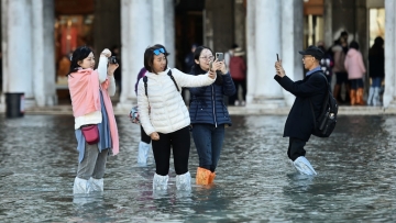 Βενετία: Oι τουρίστες βγάζουν selfies στους πλημμυρισμένους δρόμους ενώ οι κάτοικοι ξεσπούν σε κλάματα 