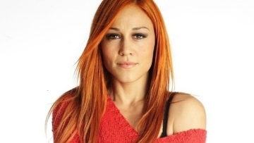 Η Πηνελόπη Αναστασοπούλου ποζάρει τόπλες στον φακό του συζύγου της