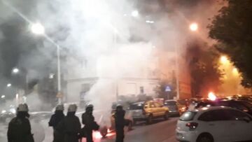 Επεισόδια στη Θεσσαλονίκη: Πέταξαν πέτρες εναντίον  αστυνομικών - Φωτιά μπροστά από το ΑΠΘ