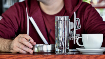 Αντικαπνιστικός: Συνεχίζεται το «σαφάρι» - «Τσιγάρο αναμμένο» σε τρία στα δέκα μαγαζιά