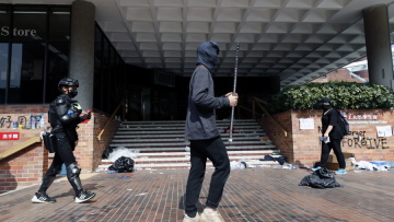 Χονγκ Κονγκ: Μερικές δεκάδες παραμένουν στο Πολυτεχνείο - Τα ΜΜΜ ο επόμενος στόχος των διαδηλωτών	