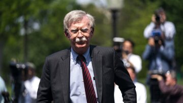 ΗΠΑ: Ο Τραμπ με απέκλεισε από το twitter, λέει ο Μπόλτον - Ξέχασε τον κωδικό λόγω ηλικίας, απαντά ο Λευκός Οίκος