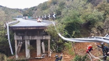 Ιταλία: Κατέρρευσε γέφυρα σε αυτοκινητόδρομο λόγω της σφοδρής βροχόπτωσης 