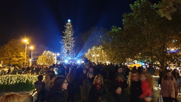 Βίντεο: Άναψε το χριστουγεννιάτικο δέντρο στα Τρίκαλα 