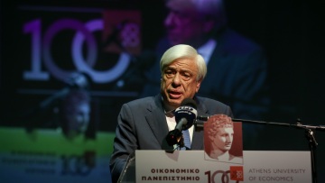 Οικονομικό Πανεπιστήμιο: Στον Προκόπη Παυλόπουλο το χρυσό μετάλλιο του Ιδρύματος