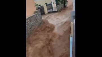 Στο έλεος της κακοκαιρίας η Σύμη: Ποτάμια οι δρόμοι - Βίντεο που κόβει την ανάσα 