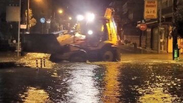 Η κακοκαιρία «Γηρυόνης» χτύπησε την Κατερίνη: Η θάλασσα βγήκε στη στεριά