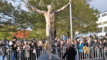 Βίντεο: Χούλιγκαν έβαλαν φωτιά στο άγαλμα του Ζλάταν