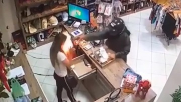 Βίντεο-σοκ από τη Βραζιλία: Ληστής πυροβολεί στο κεφάλι την ταμία - Καταγγελίες ότι ήταν ο πρώην της