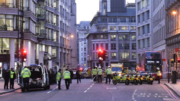 Οι ήρωες του Λονδίνου: Δείτε πώς περαστικοί εξουδετέρωσαν τον τρομοκράτη με ξύλα και πυροσβεστήρα!