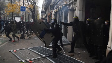 Παρίσι: Τραυματίστηκε ρεπόρτερ στη διάρκεια των συγκρούσεων αστυνομίας - διαδηλωτών 