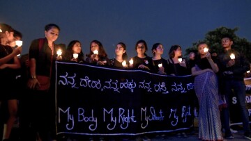 Πακιστάν: Δυο άντρες καταδικάστηκαν σε θάνατο για τον βιασμό μητέρας μπροστά στα παιδιά της 