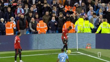 Ρατσιστική επίθεση στο ντέρμπι του Μάντσεστερ: Έκαναν κινήσεις μαϊμούς προς τον Φρεντ της Γιουνάιτεντ