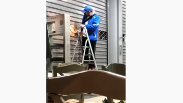 Απίστευτο βίντεο: Γνωστός ρεπόρτερ της τηλεόρασης ανέβηκε σε σκάλα για να του κάνει ένεση στον γοφό η φαρμακοποιός