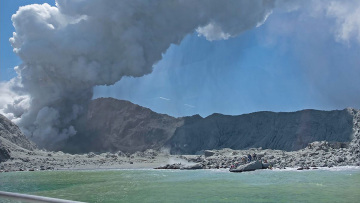 Έκρηξη ηφαιστείου στη Νέα Ζηλανδία: Κανένα ίχνος ζωής στο νησί - Θυσιάστηκαν οι τουρίστες στον βωμό του κέρδους;