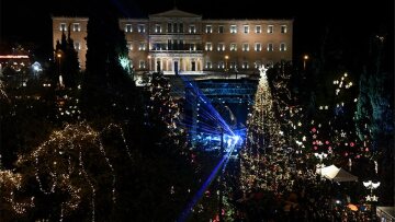 Τα Χριστούγεννα ήρθαν στην Αθήνα: Ικανοποίηση για το δέντρο των 17μ. και την «παράσταση» με τη Βουλή - Δείτε βίντεο
