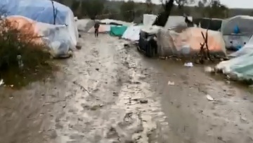 Μόρια: Συγκλονιστικό βίντεο δείχνει τις λάσπες και τη βροχή στον καταυλισμό