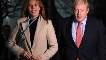 Μπόρις Τζόνσον: Η σύντροφός του έστειλε «πολιτικό μήνυμα» με το παλτό των 69 λιρών!